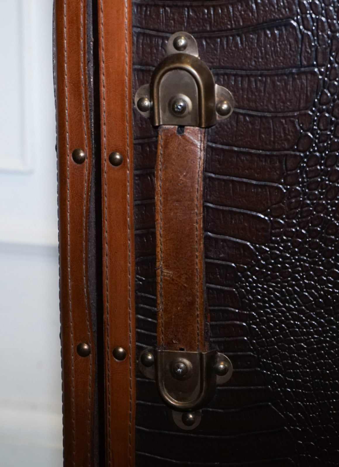 VINTAGE FAUX CROCODILE BROWN LEATHER SUITECASE TRUNK CUPBOARD LEATHER HANDLE