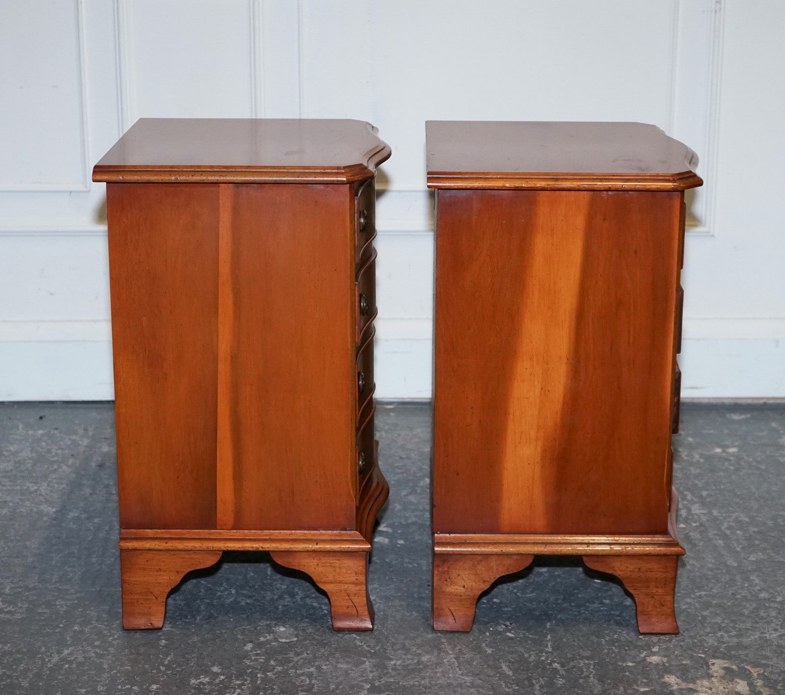 COMPACT SERPENTINE FRONT PAIR OF GEORGIAN STYLE YEW WOOD BEDSIDE NiGHTSTANDS