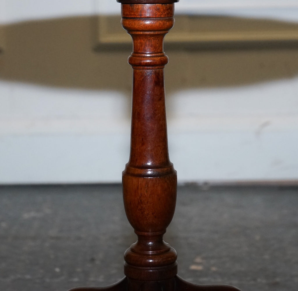 LOVELY VINTAGE WALNUT PIE CRUST LAMP WINE OCCASIONAL TABLE BY CHARLES BARR