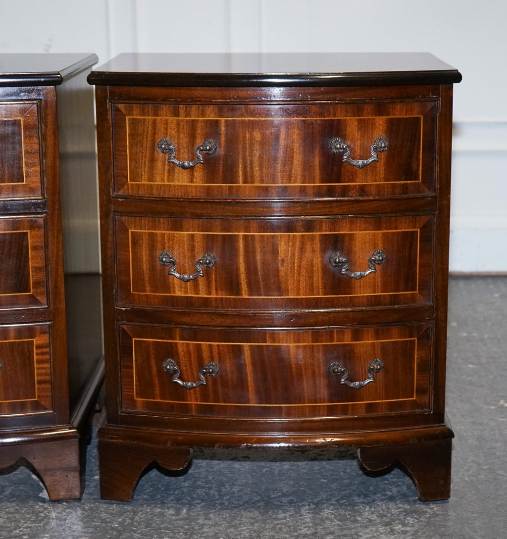 RESTORED VINTAGE ENGLISH PAIR OF BEDSIDE TABLES NIGHTSTAND WITH ORIGINAL HANDLES