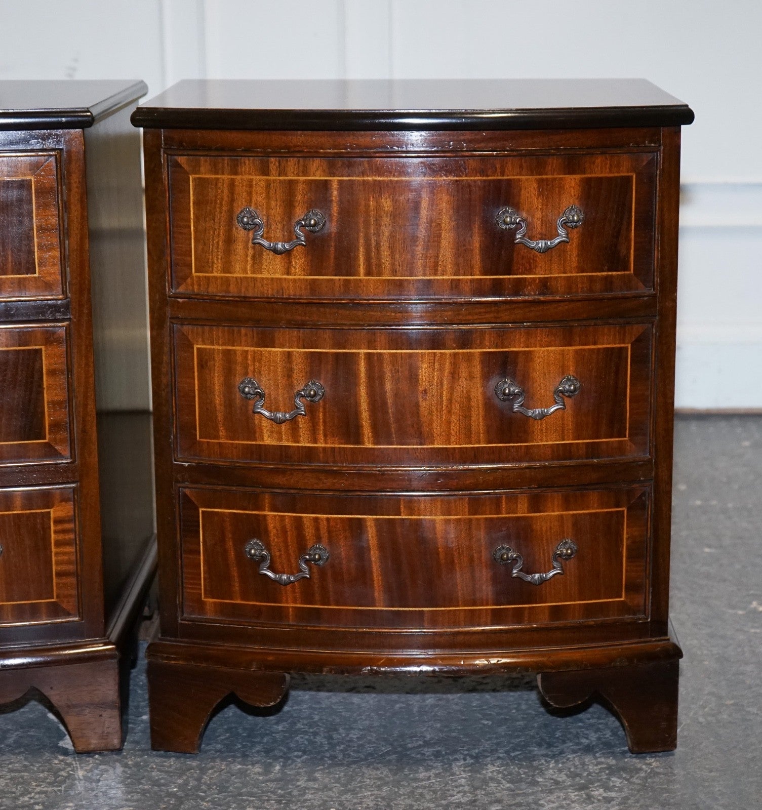 RESTORED VINTAGE ENGLISH PAIR OF BEDSIDE TABLES NIGHTSTAND WITH ORIGINAL HANDLES