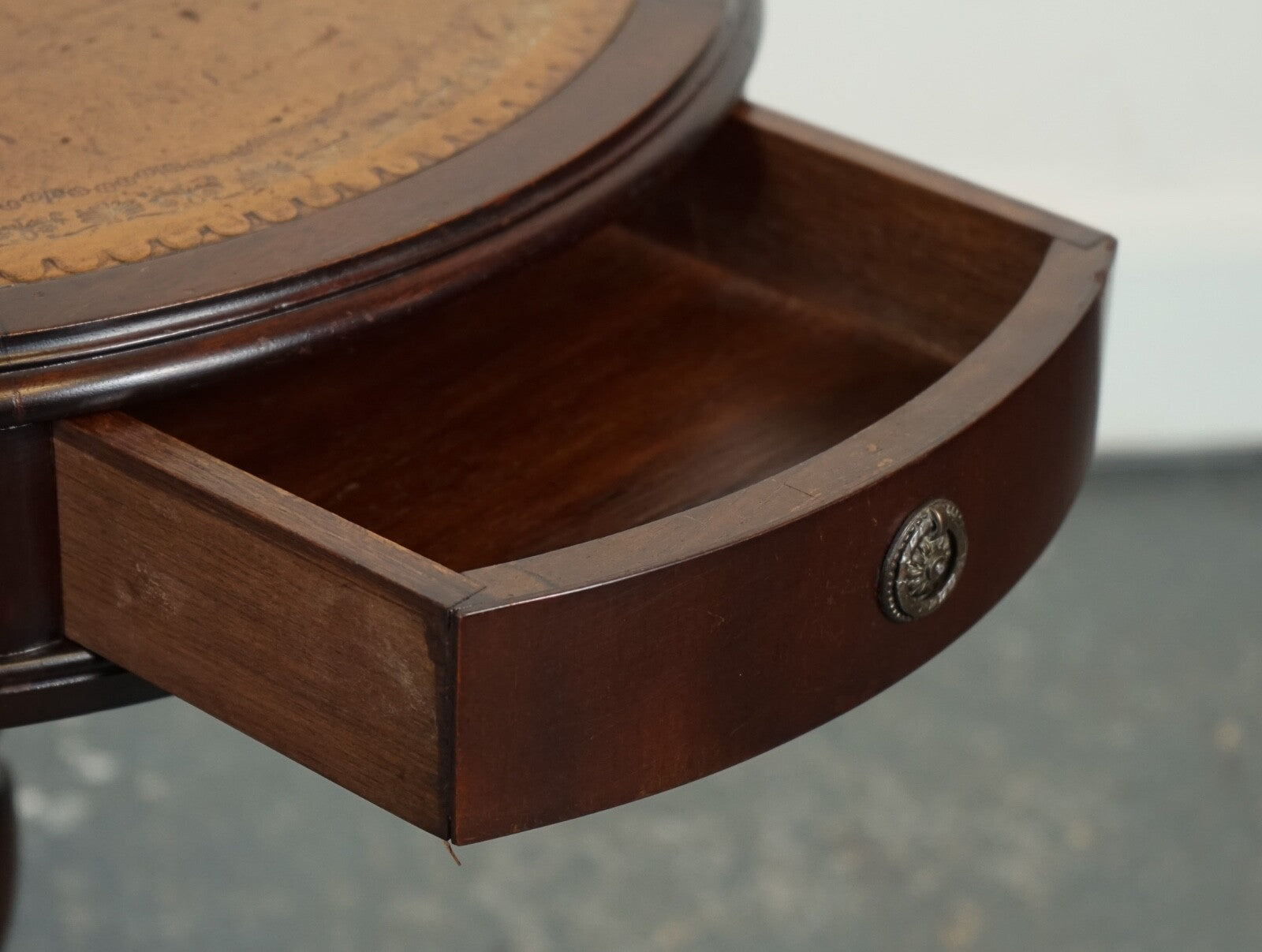 VINTAGE DRUM SIDE END TABLE LAMP WINE TABLE BROWN LEATHER TOP J1