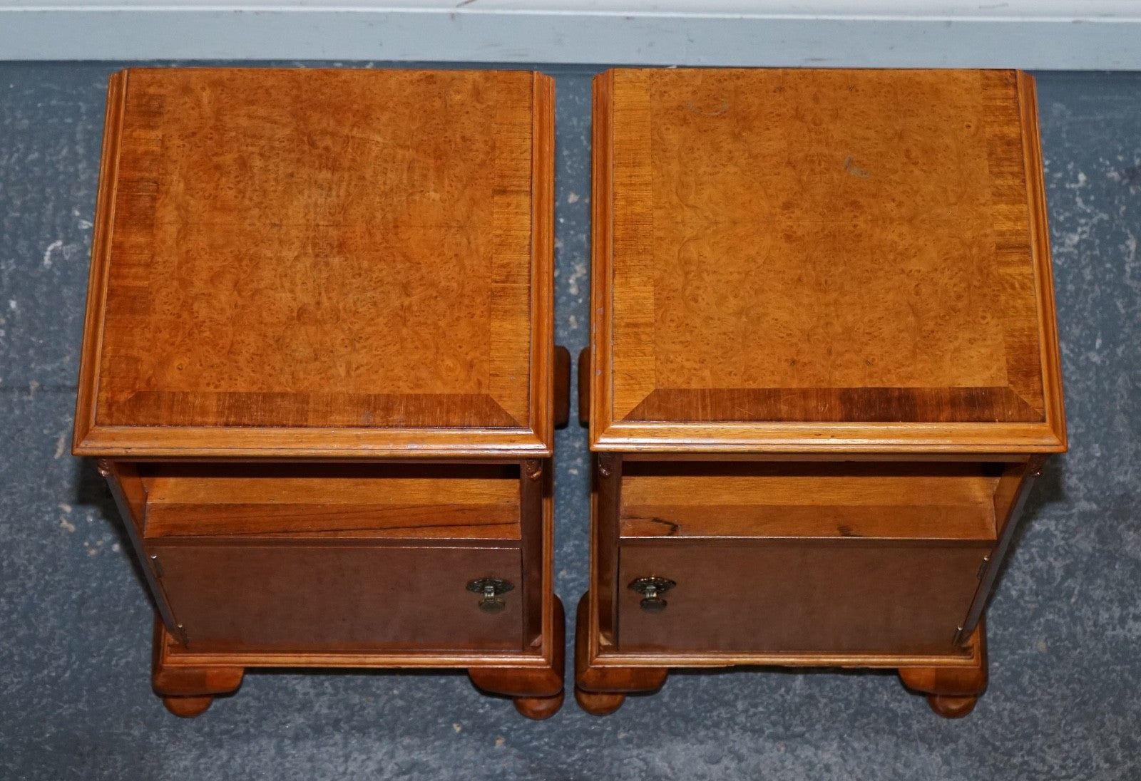 ANTIQUE PAIR OF ART DECO 1920'S LIGHT WALNUT  NIGHTSTANDS BEDSIDE TABLES