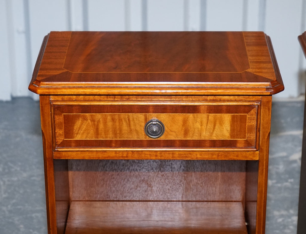 VINTAGE PAIR OF GEORGIAN STYLE WALNUT BEDSIDES NIGHTSTANDS SIDE TABLES