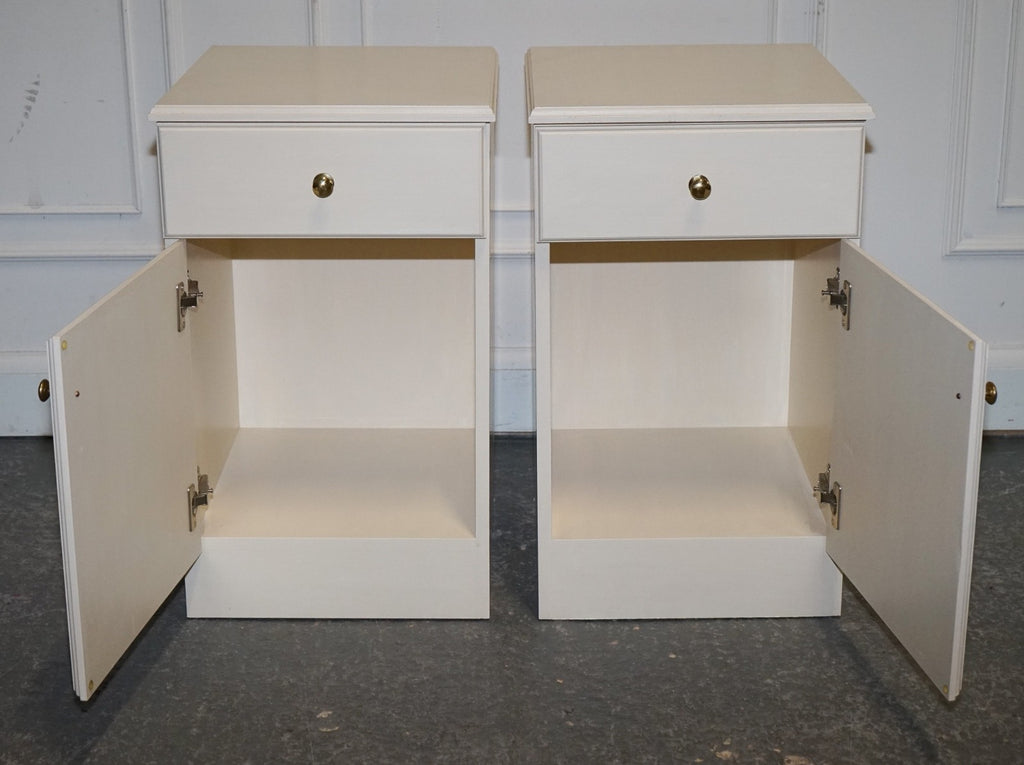 MINIMALIST PAIR OF PAINTED WHITE BEDSIDE CABINETS WITH BRASS KNOBS NIGHTSTANDS