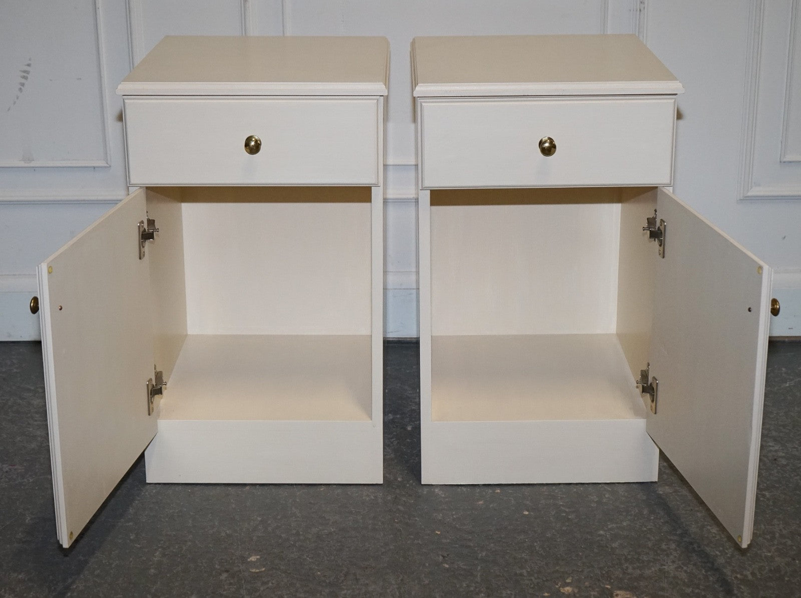 MINIMALIST PAIR OF PAINTED WHITE BEDSIDE CABINETS WITH BRASS KNOBS NIGHTSTANDS