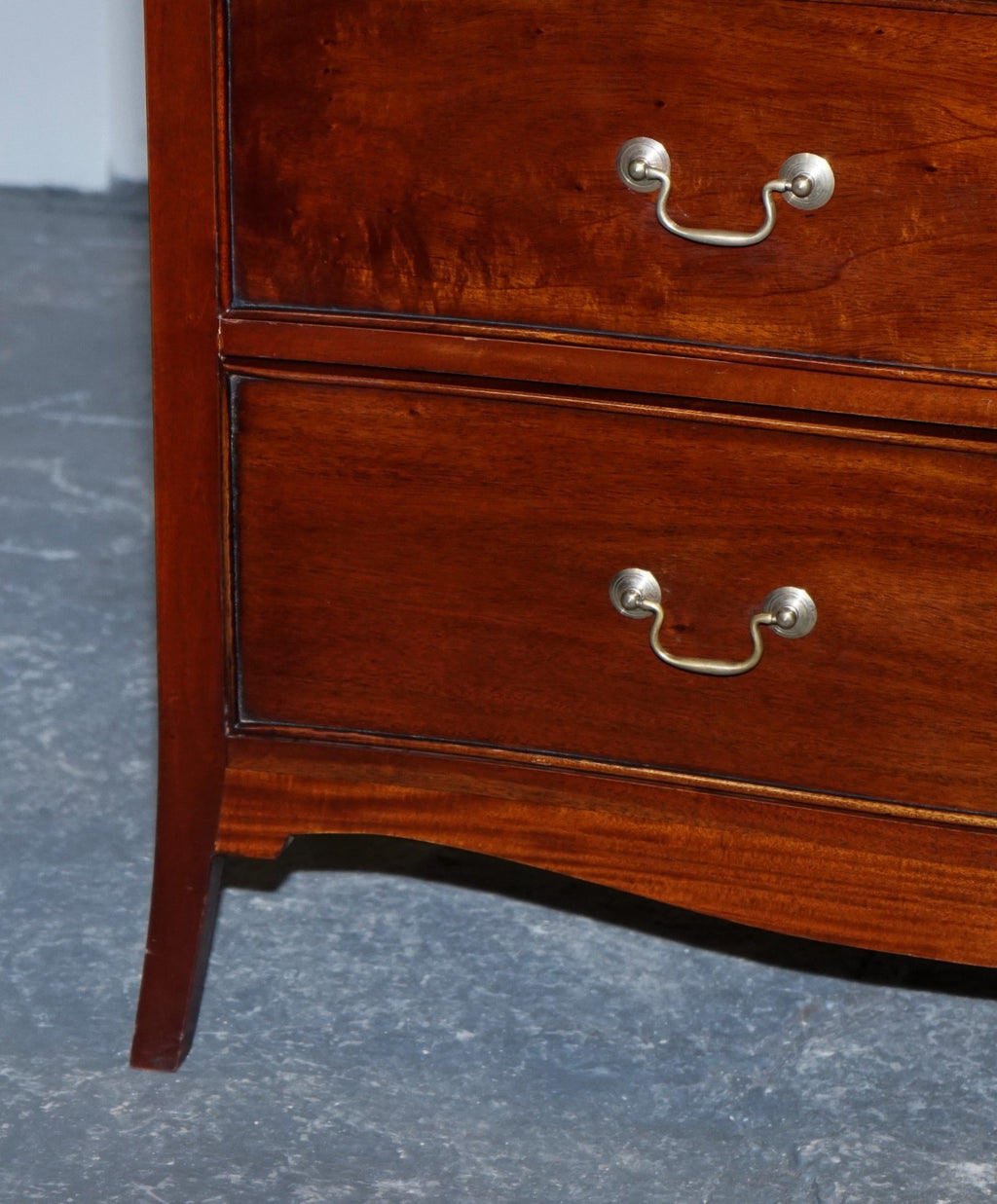 GEORGIAN REVIVAL STYLE SERPENTINE CHEST OF DRAWERS MADE BY BRIGHTS OF NETTLEBED
