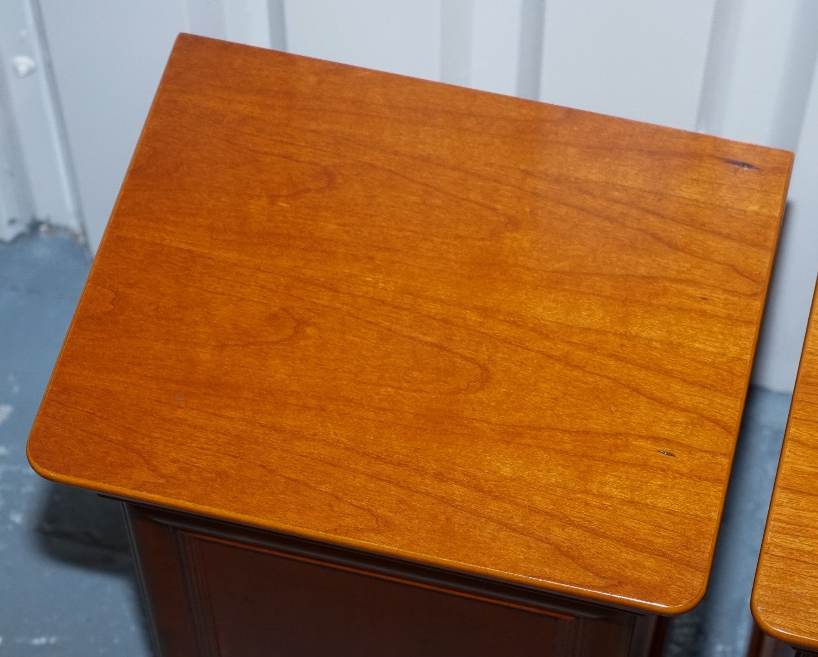 VINTAGE PAIR OF CHERRY WOOD FRENCH STYLE NIGHTSTANDS BEDSIDE TABLES