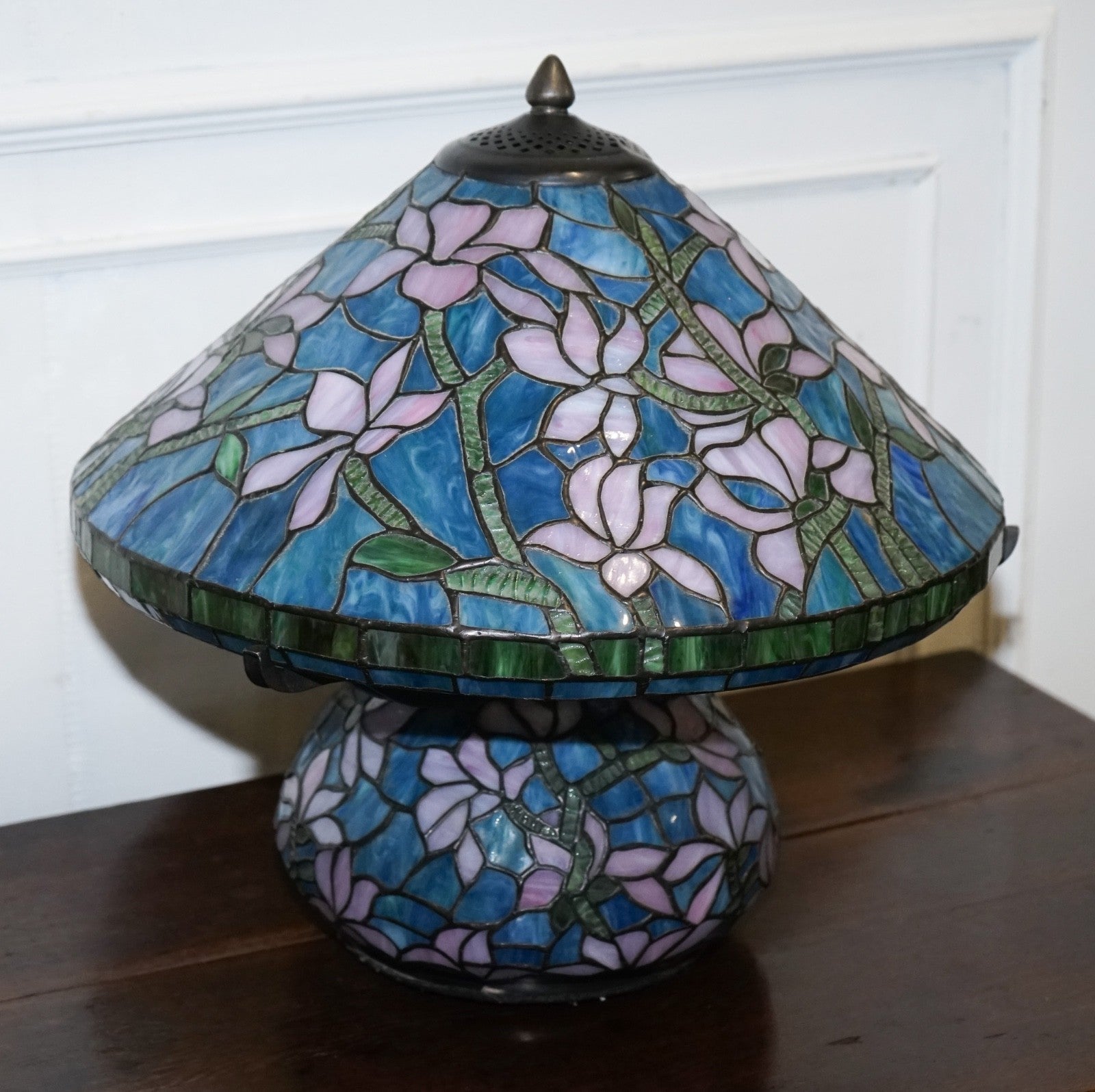 TIFFANY STYLE STAINED GLASS ART NOUVEAU FLORAL DESIGN WITH ILLUMINATED BASE LAMP
