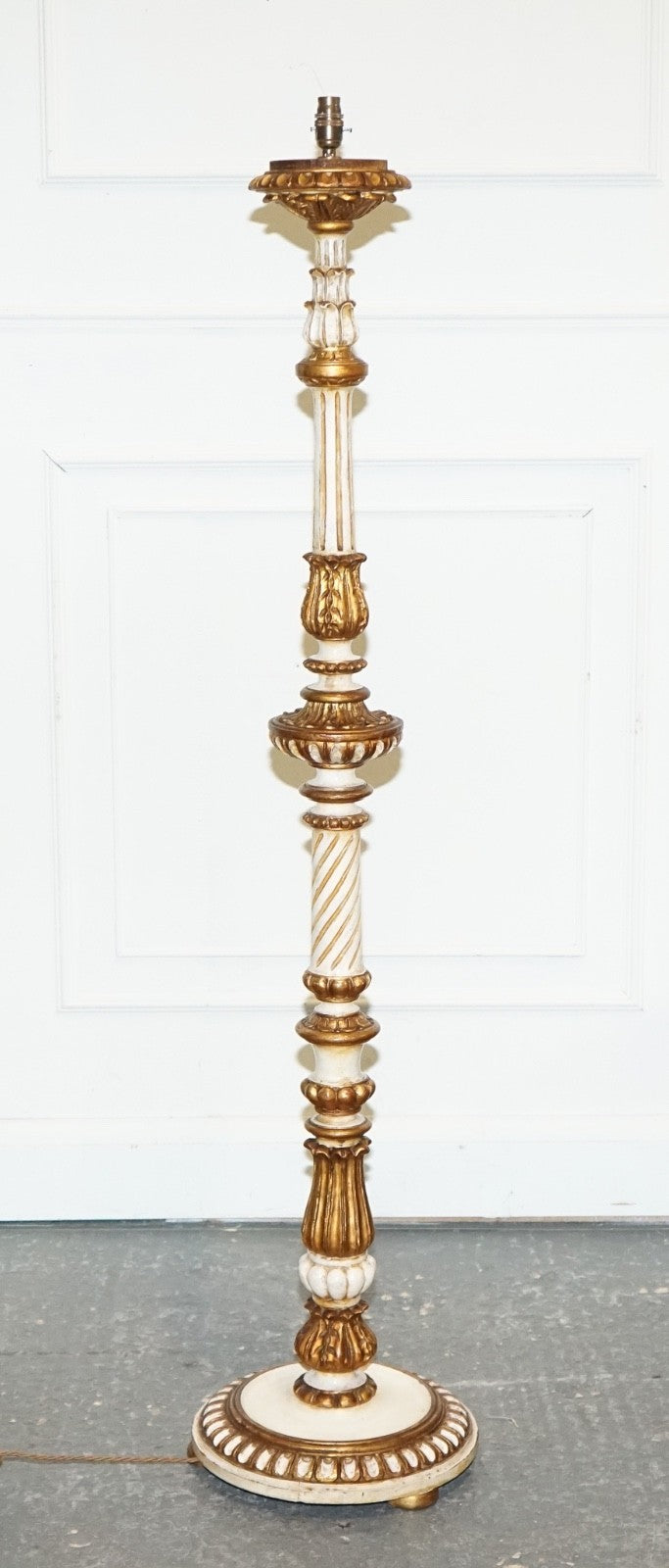 ITALIAN FLORENTINE STYLE CARVED & HAND PAINTED WHITE & GILT STANDARD FLOOR LAMP