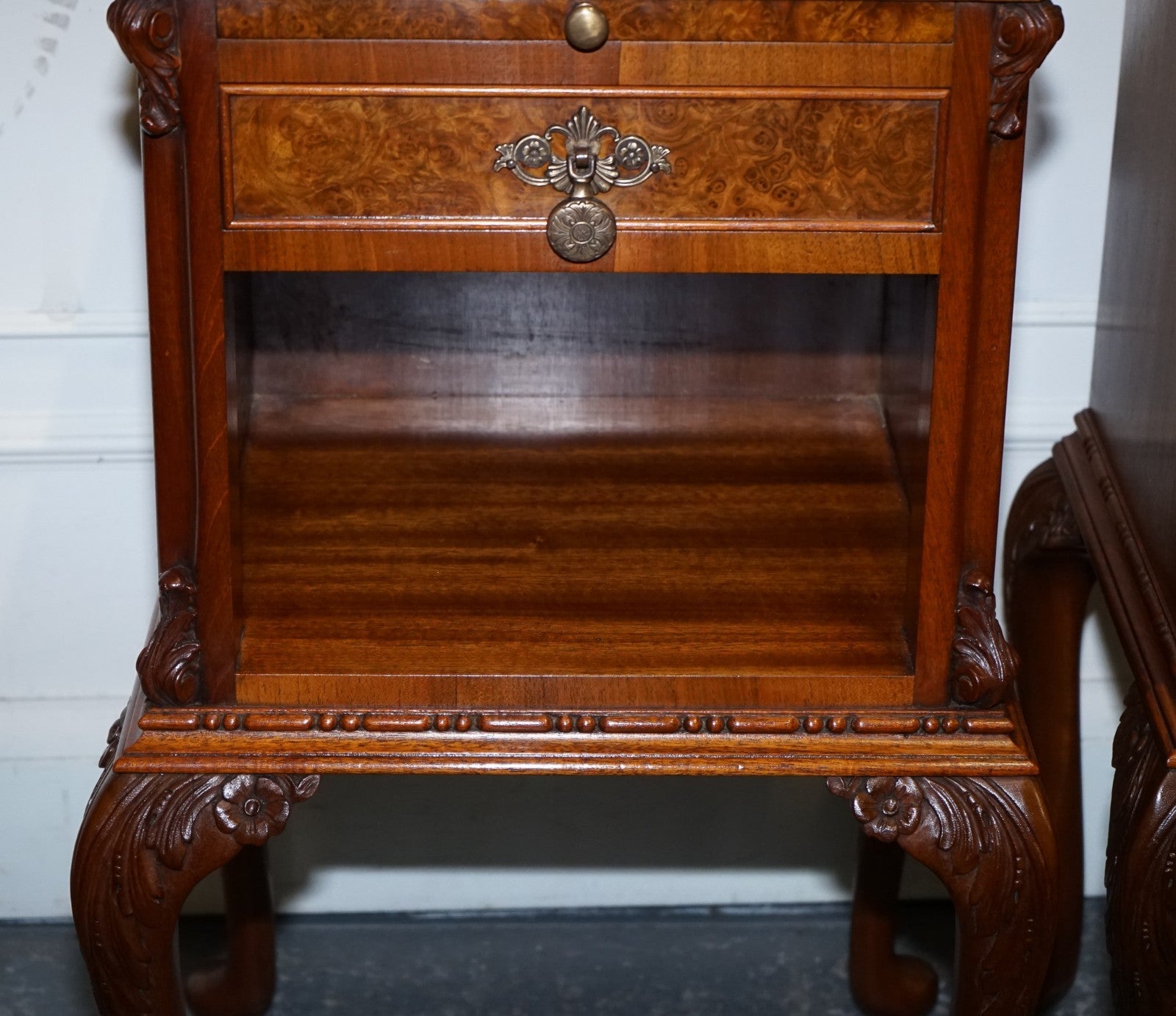 ANTIQUE RESTORED PAIR OF 1920S ART DECO QUEEN ANNE BEDSIDE TABLES NIGHTSTANDS