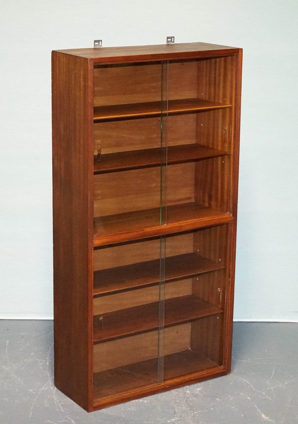 MID CENTURY BOOKCASE DISPLAY CABINET WITH GLASS SLiDING DOORS
