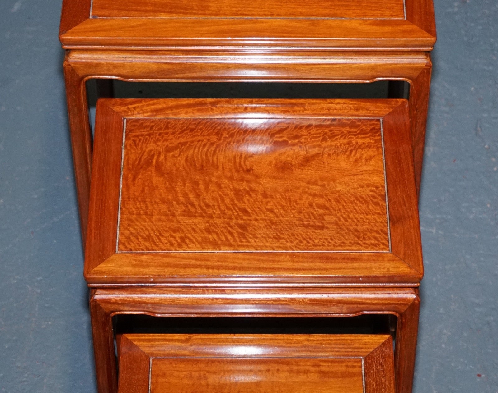VINTAGE ORIENTAL CHINESE TEAK NESTING TABLES MINIMALIST DESiGN
