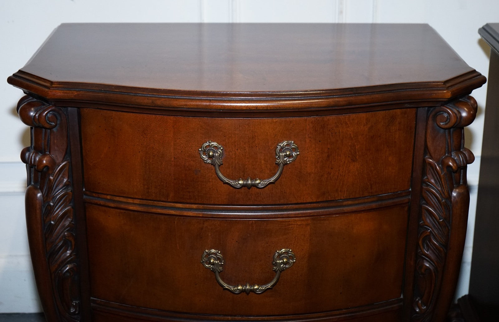 PAIR OF LARGE AMERICAN CHIPPENDALE STYLE NIGHTSTANDS BEDSIDE TABLES