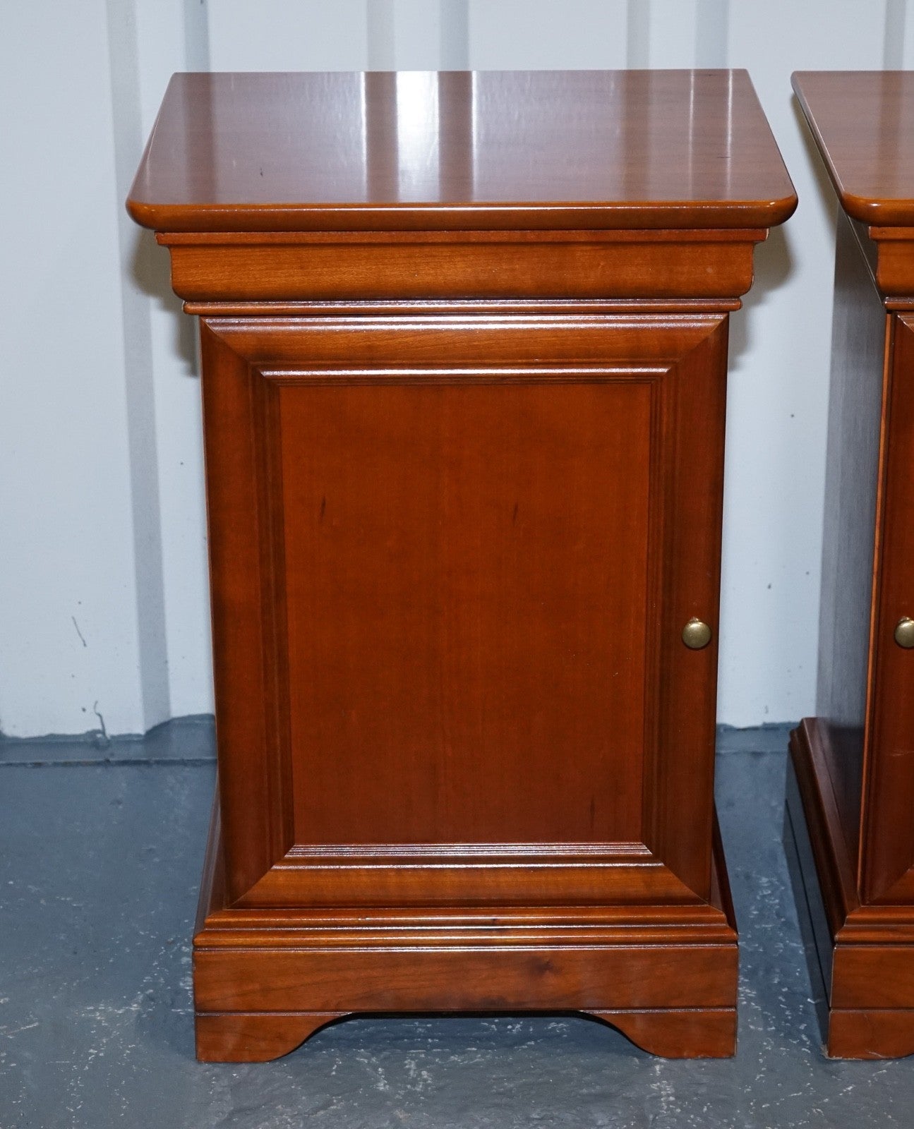 VINTAGE PAIR OF CHERRY WOOD FRENCH STYLE NIGHTSTANDS BEDSIDE TABLES