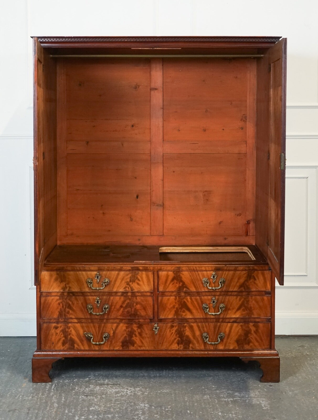 1800 ANTIQUE ENGLISH GEORGIAN FLAMED HARDWOOD LINEN PRESS WARDROBE ARMOIRE J1
