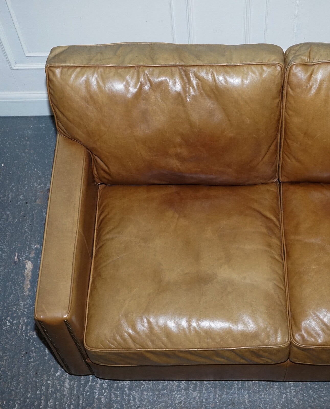TIMOTHY OULTON HALO TWO SEATER ViSCOUNT TAN LEATHER SOFA (2/2)