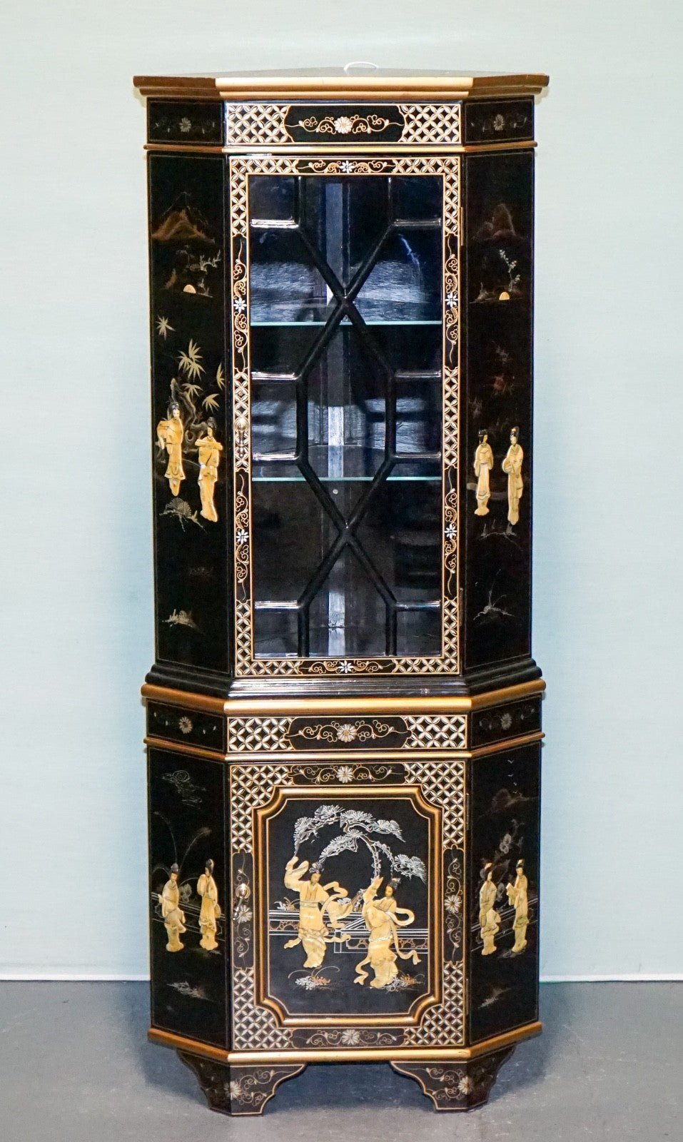 ELEGANT VINTAGE BLACK LACQUERED CORNER CABINET MOTHER PEARL & GILT INLAY