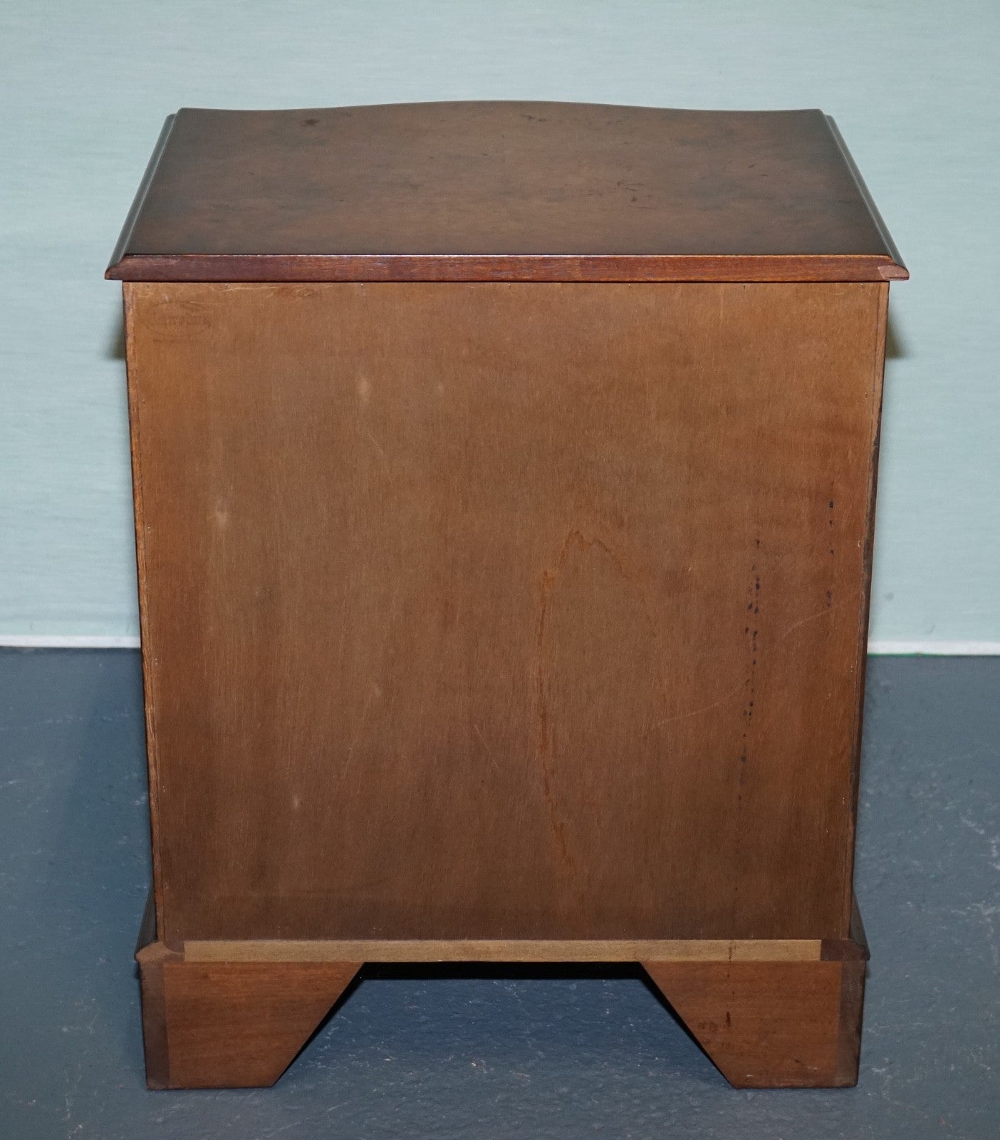 BEVAN FUNNELL REPRODUX BURR WALNUT SERPENTINE CHEST DRAWER BEDSIDE CABINET