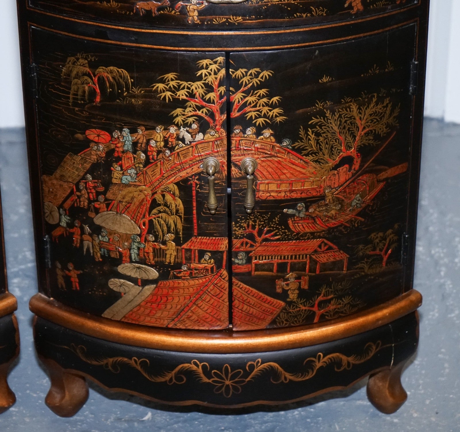 MATCHING PAIR OF CHINESE CHINOISERIE DECORATIVE CORNER CABINETS WITH CUPBOARD