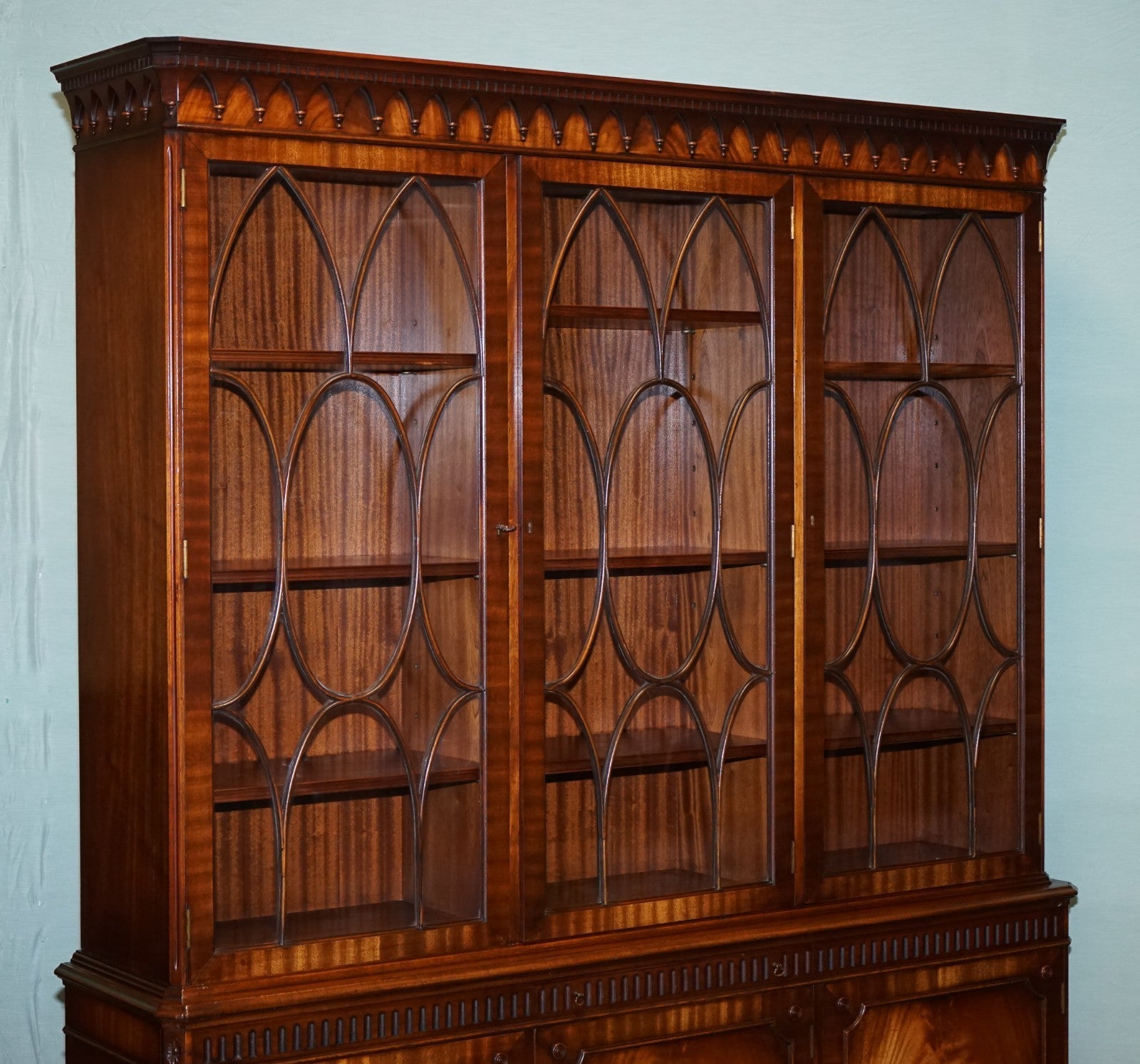 ViNTAGE BEVAN FUNNELL HARDWOOD BREAKFRONT BOOKCASE DISPLAY CABINET