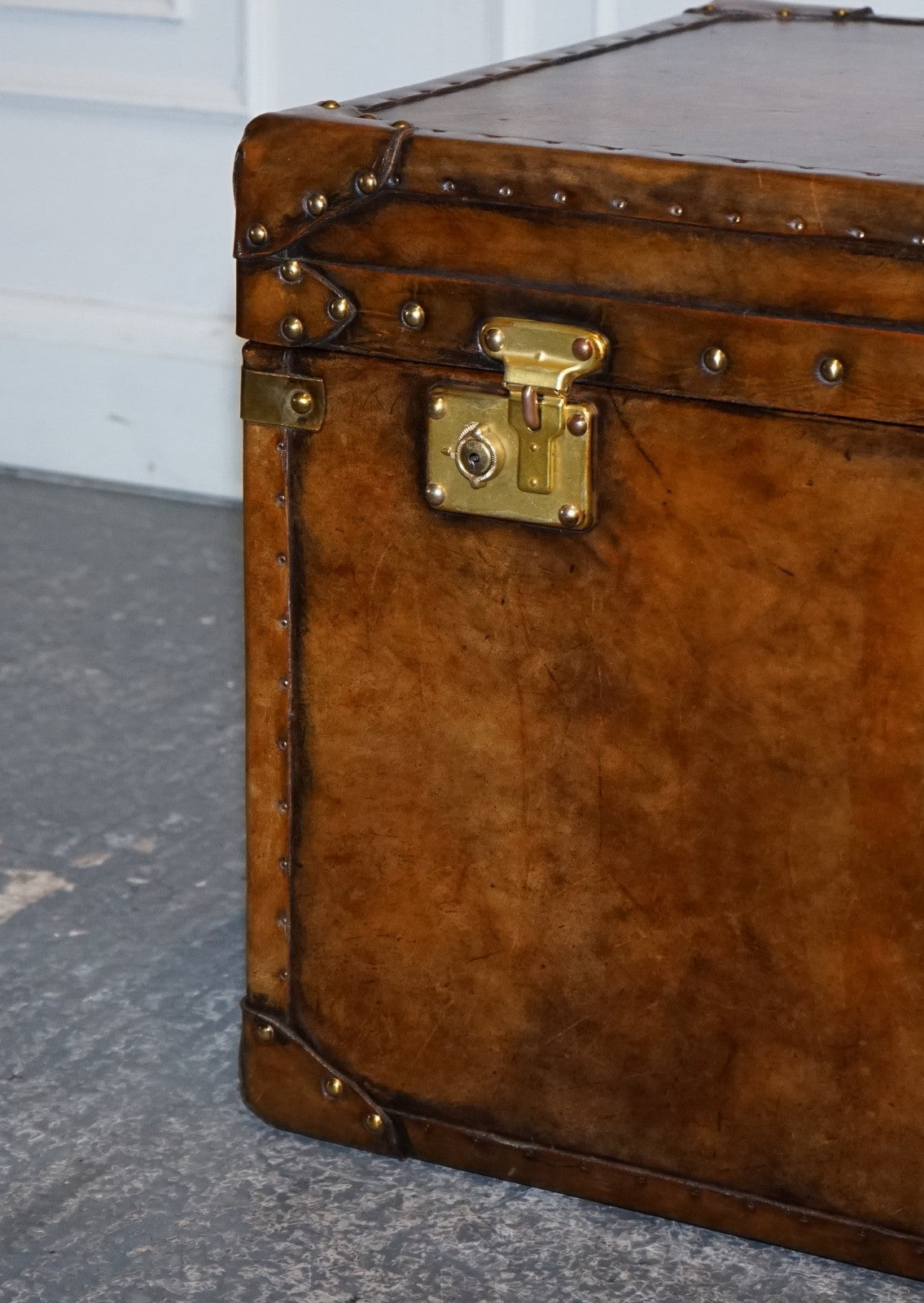 VINTAGE HAND DYED BROWN LEATHER LOCKABLE STORAGE STEAMER TRUNK COFFEE SIDE TABLE