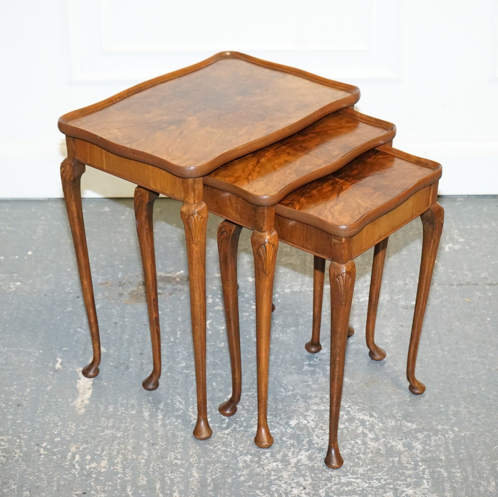 1920'S ART DECO BURR WALNUT NEST OF THREE TABLE QUEEN ANNE LEGS