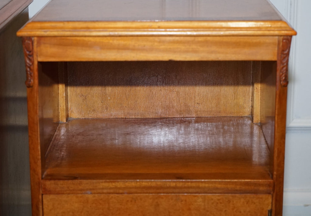 ANTIQUE PAIR OF ART DECO 1920'S LIGHT WALNUT  NIGHTSTANDS BEDSIDE TABLES