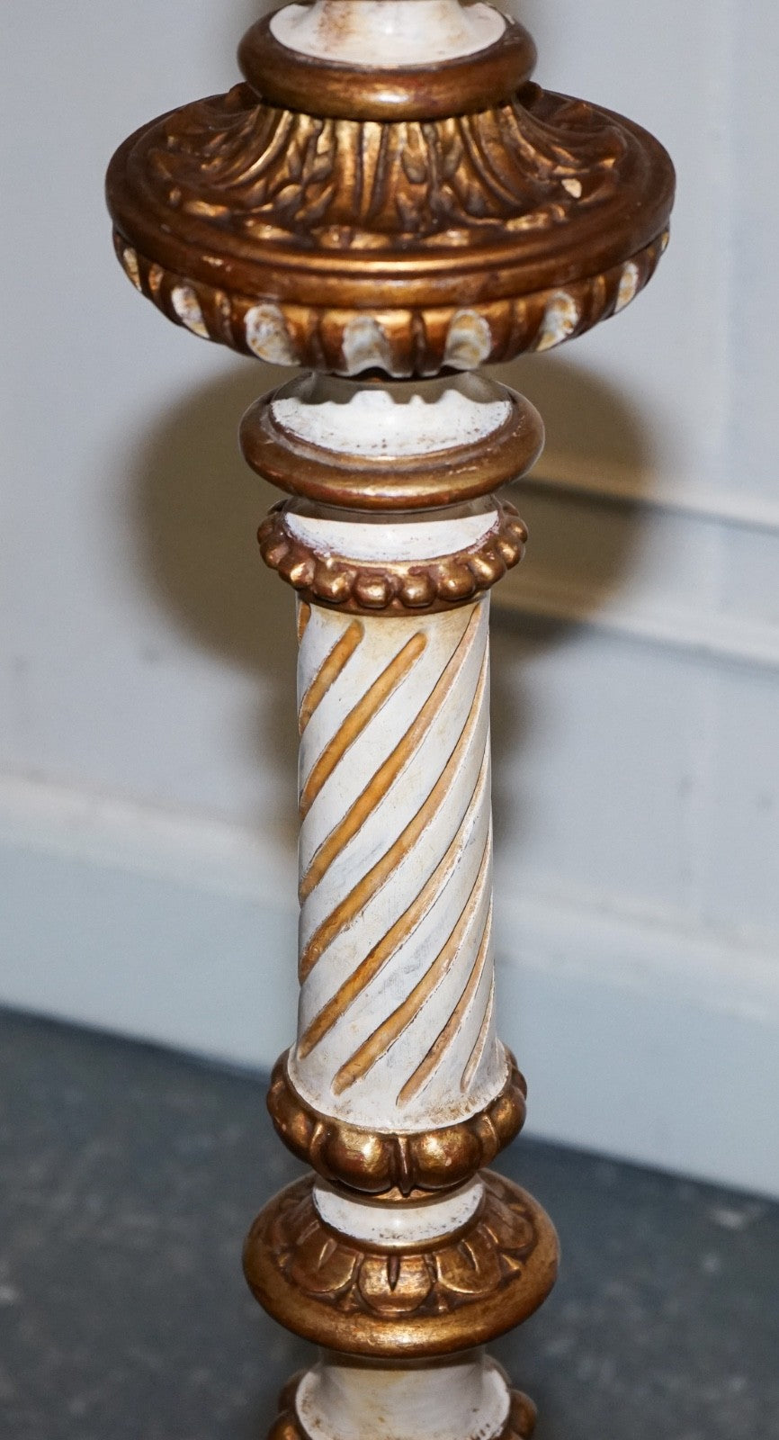 ITALIAN FLORENTINE STYLE CARVED & HAND PAINTED WHITE & GILT STANDARD FLOOR LAMP