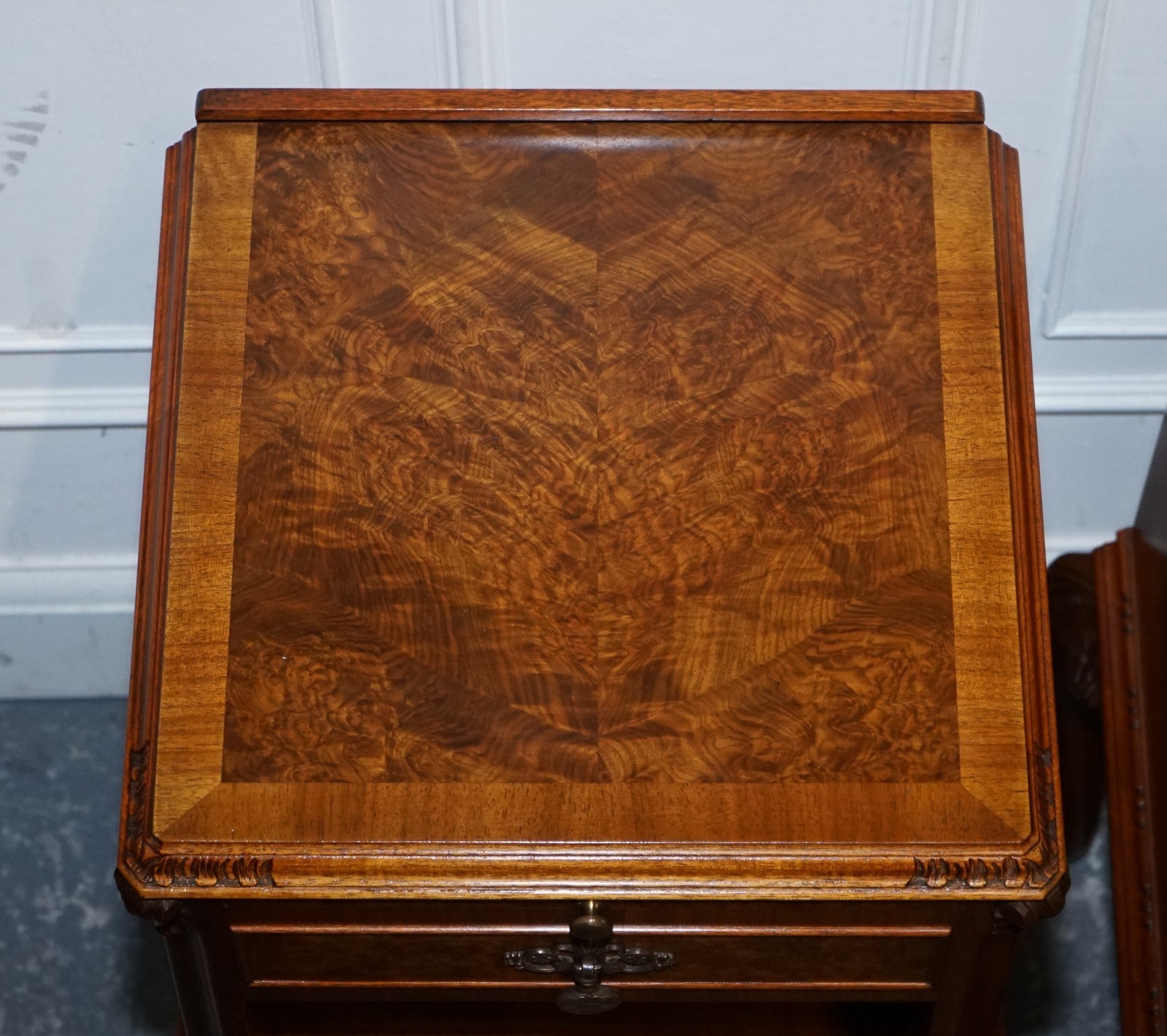 ANTIQUE RESTORED PAIR OF 1920S ART DECO QUEEN ANNE BEDSIDE TABLES NIGHTSTANDS