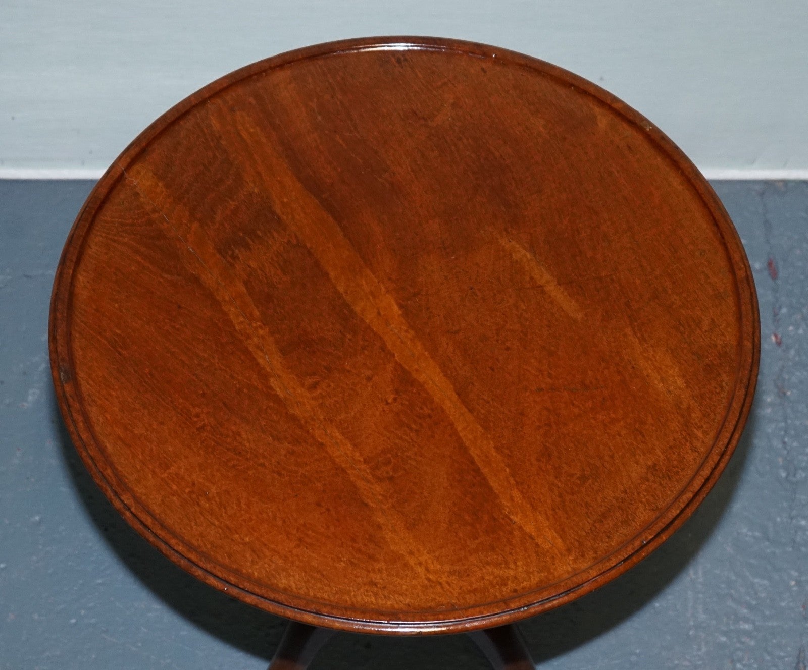 VICTORIAN HARDWOOD TILT TOP TRIPOD TABLE ROUND SIDE OR WiNE TABLE