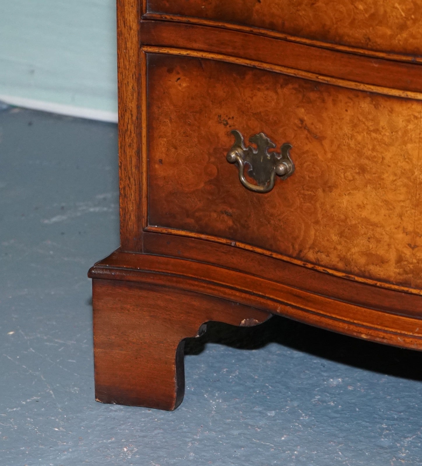 BEVAN FUNNELL REPRODUX BURR WALNUT SERPENTINE CHEST DRAWER BEDSIDE CABINET