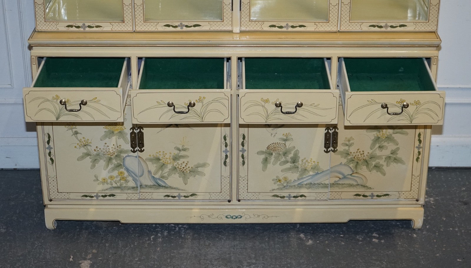 VINTAGE ORIENTAL ASIAN CHINOISERIE CREAM LACQUER HAND PAINTED DISPLAY CABINET