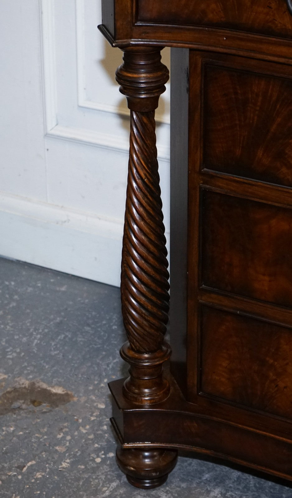 LARGE AMERICAN THOMASVILLE TRINIDAD BREAKFRONT SOLID DRESSER SIDEBOARD