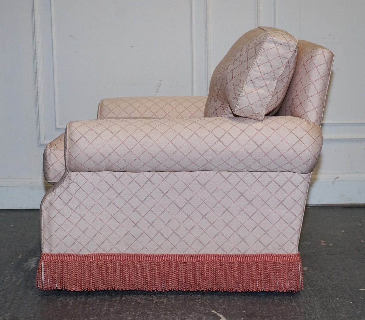 TRADITIONAL ENGLISH COUNTRY HOUSE ARMCHAIR WITH FOOTSTOOL FEATHER FILLED