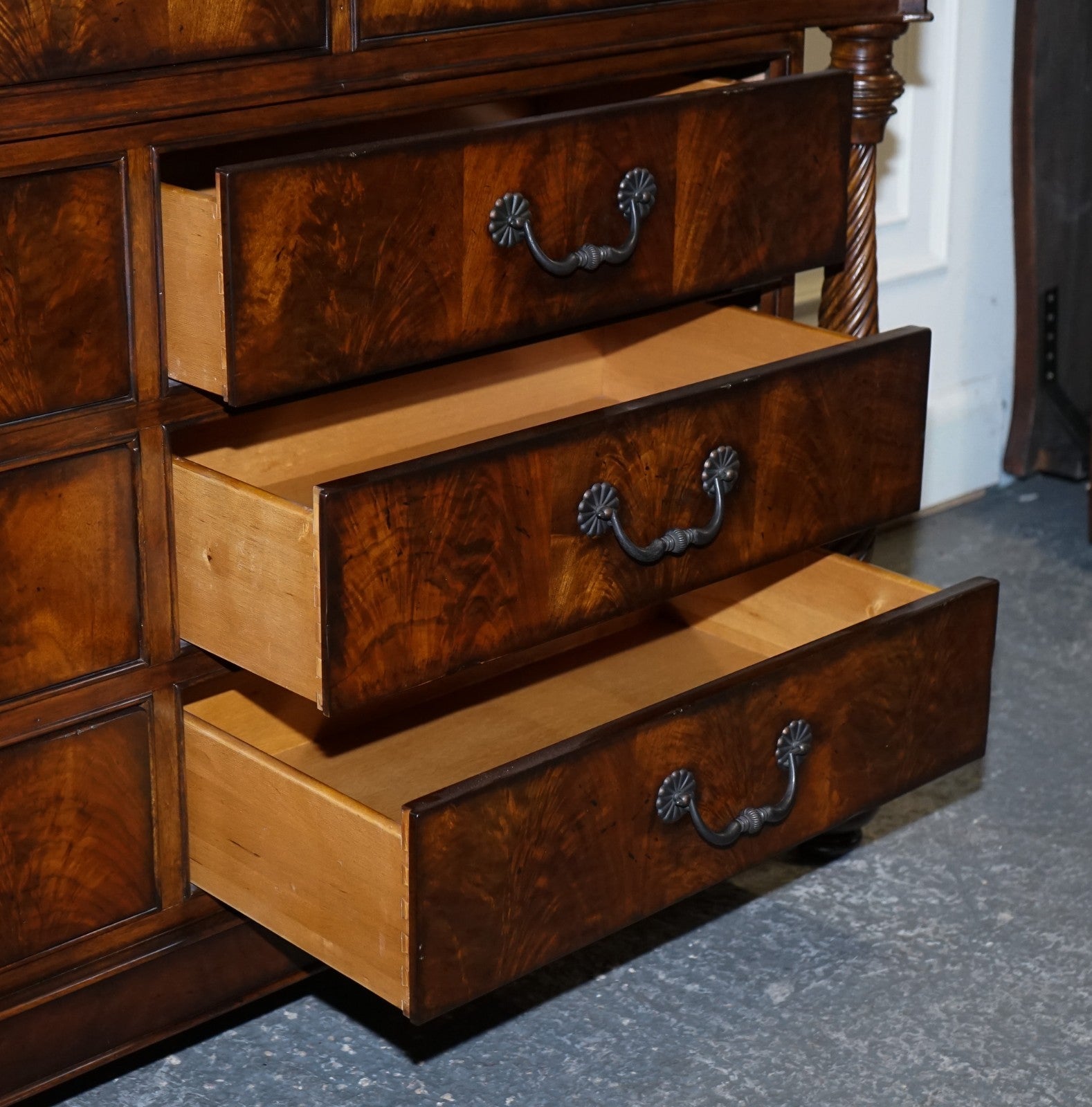 LARGE AMERICAN THOMASVILLE TRINIDAD BREAKFRONT SOLID DRESSER SIDEBOARD