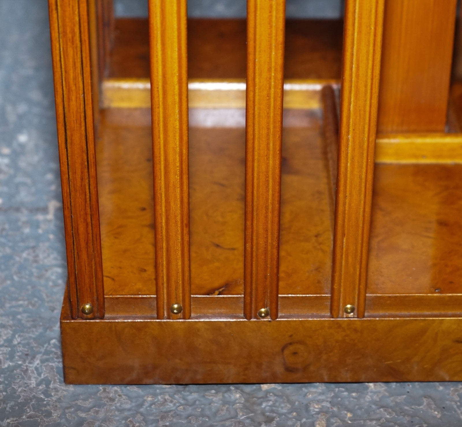 RESTORED PAIR OF ANTIQUE STYLE SHERATON REVIVAL BURR WALNUT BOOKCASES SIDE TABLE
