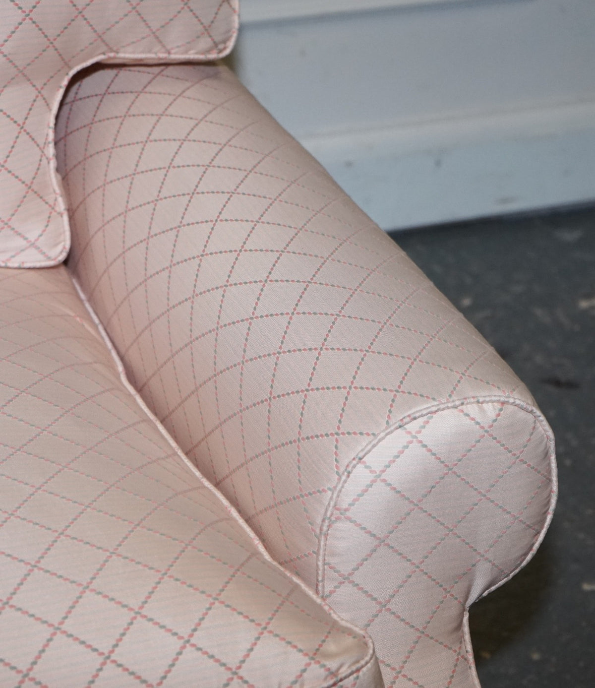 TRADITIONAL ENGLISH COUNTRY HOUSE ARMCHAIR WITH FOOTSTOOL FEATHER FILLED