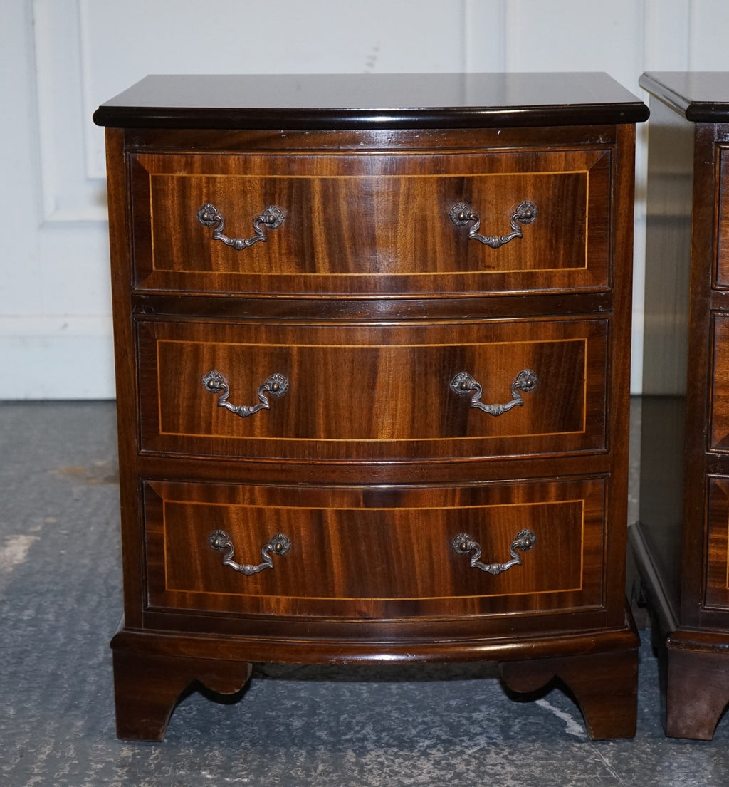 RESTORED VINTAGE ENGLISH PAIR OF BEDSIDE TABLES NIGHTSTAND WITH ORIGINAL HANDLES