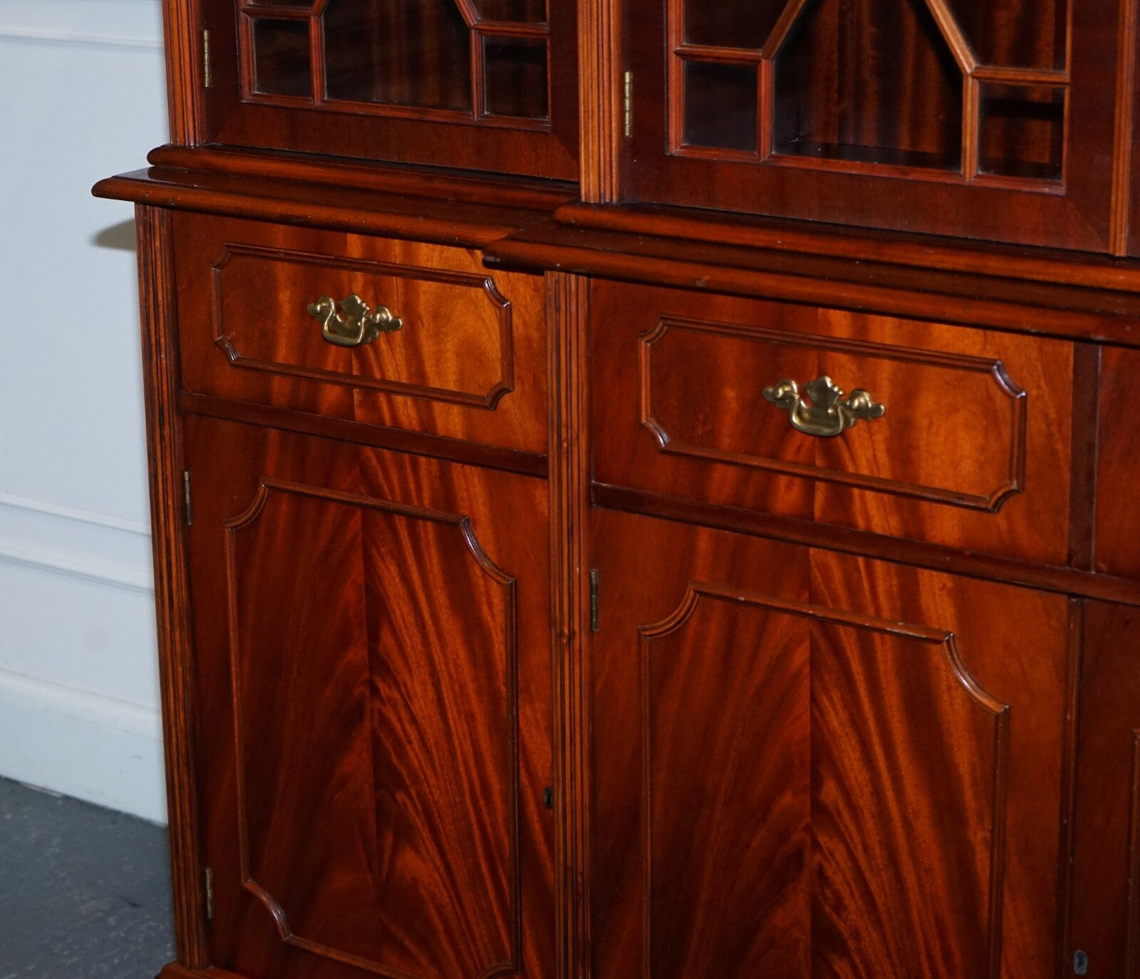 VINTAGE GEORGIAN STYLE FLAMED HARDWOOD BREAKFRONT DISPLAY CABiNET BOOKCASE