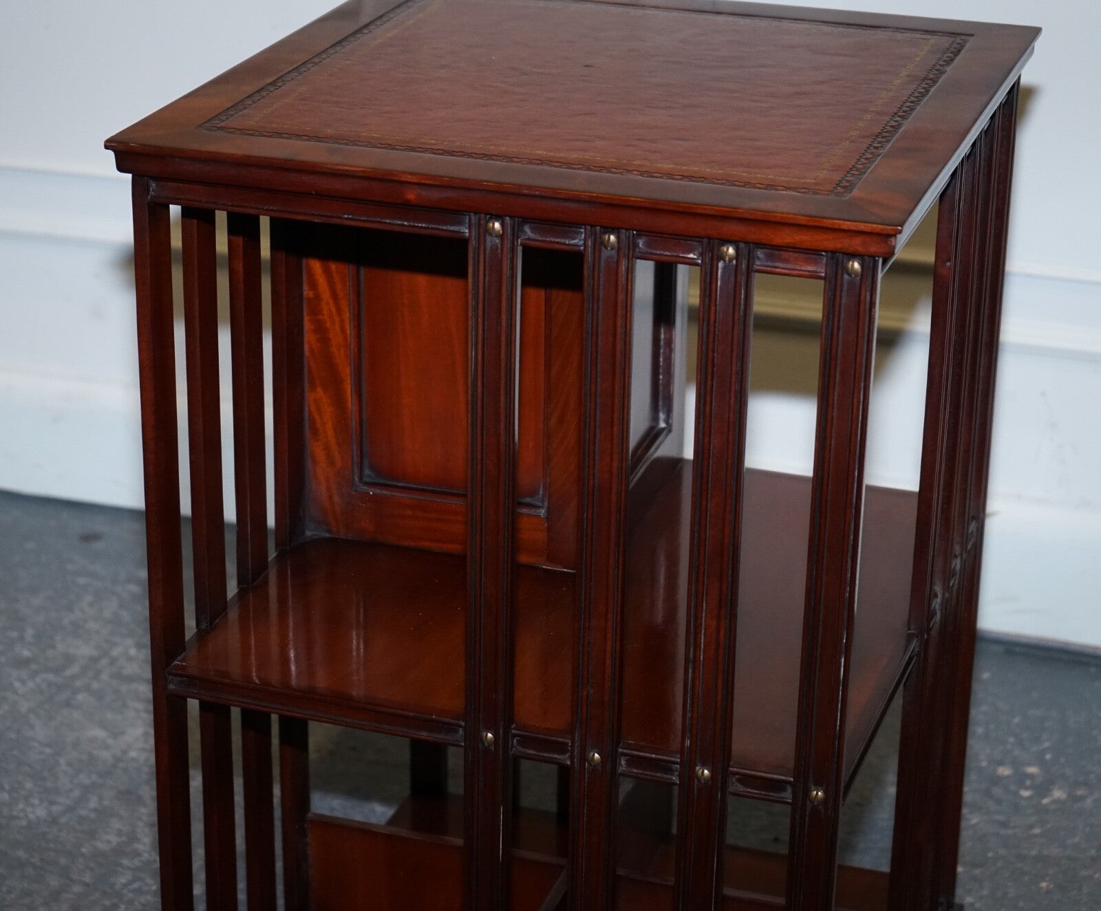 STUNNING REVIVAL INLAID REVOLVING BOOKCASE END TABLE WITH BROWN AGED LEATHER TOP