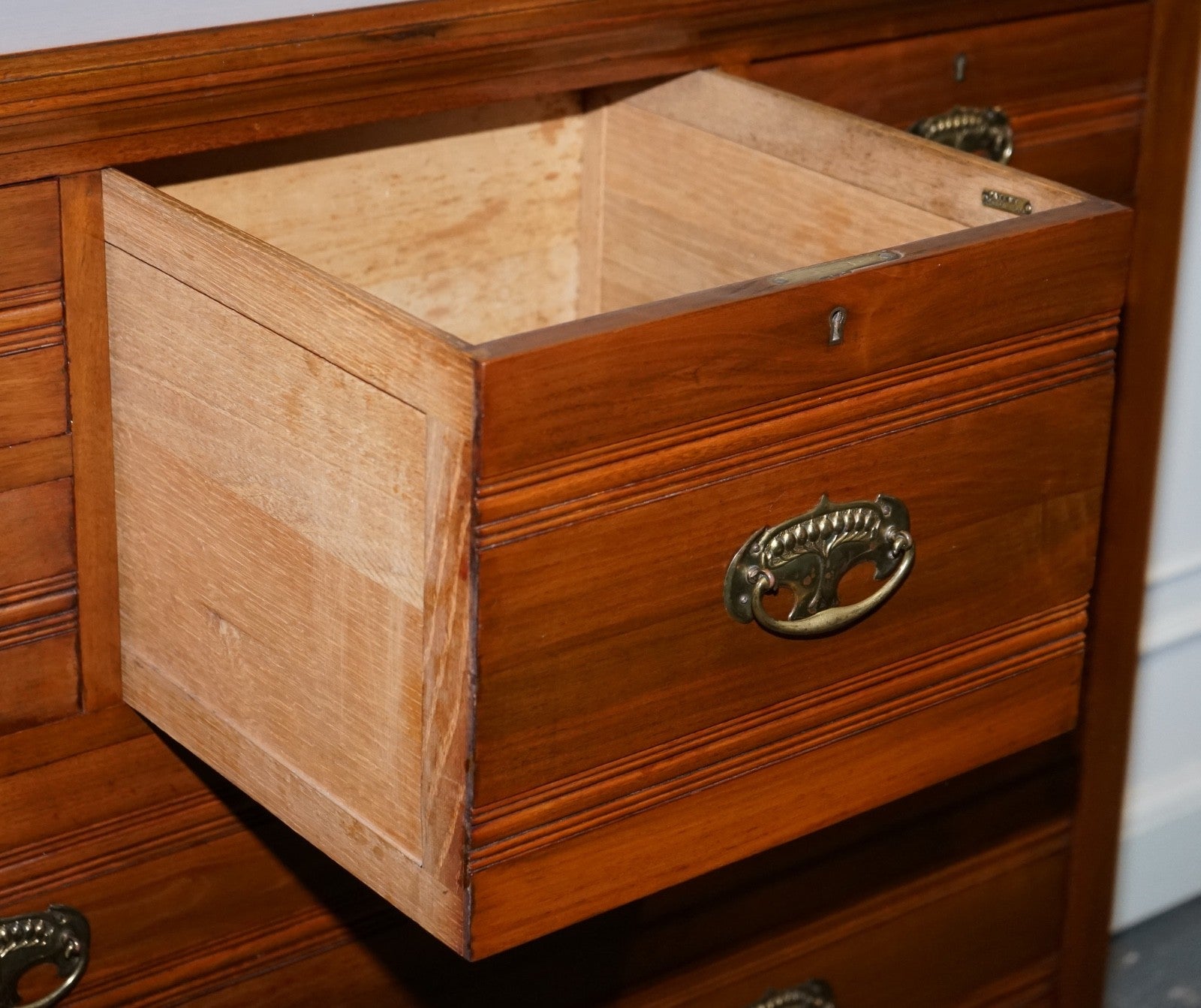 ANTIQUE 1904 ARTS & CRAFTS PERIOD CHEST OF DRAWERS MADE BY HARRIS LEBUS