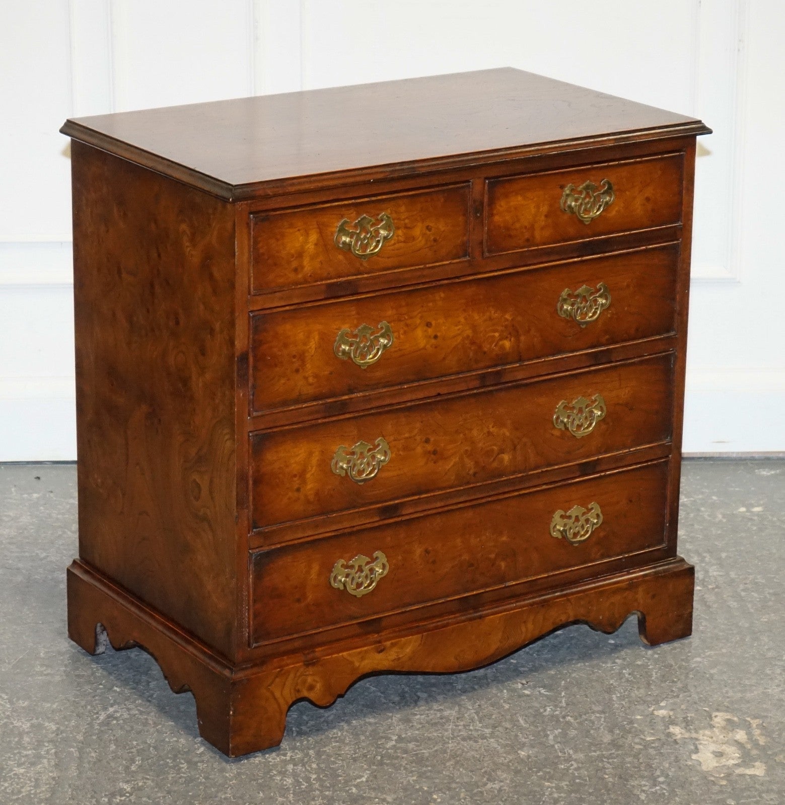 ELEGANT VINTAGE BURL ELM ALL OVER CHEST OF DRAWERS COMMODE BRASS HANDLES