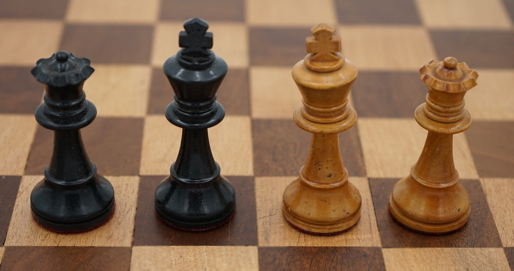 ANTIQUE ENGLISH QUALITY STAUNTON WEIGHTED CHESS SET WITH BOX AND BOARD