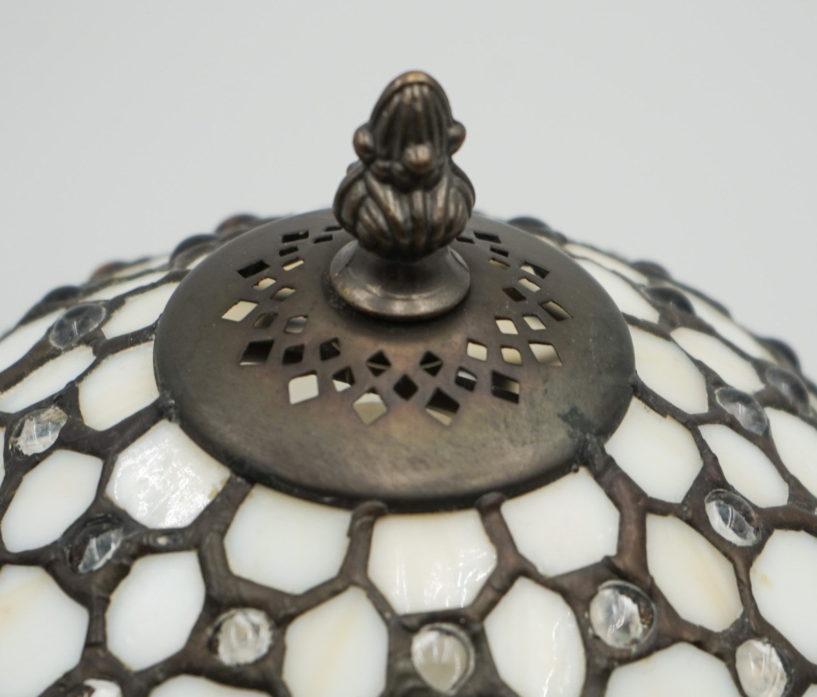 VINTAGE TRADITIONAL TIFFANY STYLE TABLE LAMP WHITE STAINED GLASS SHADE