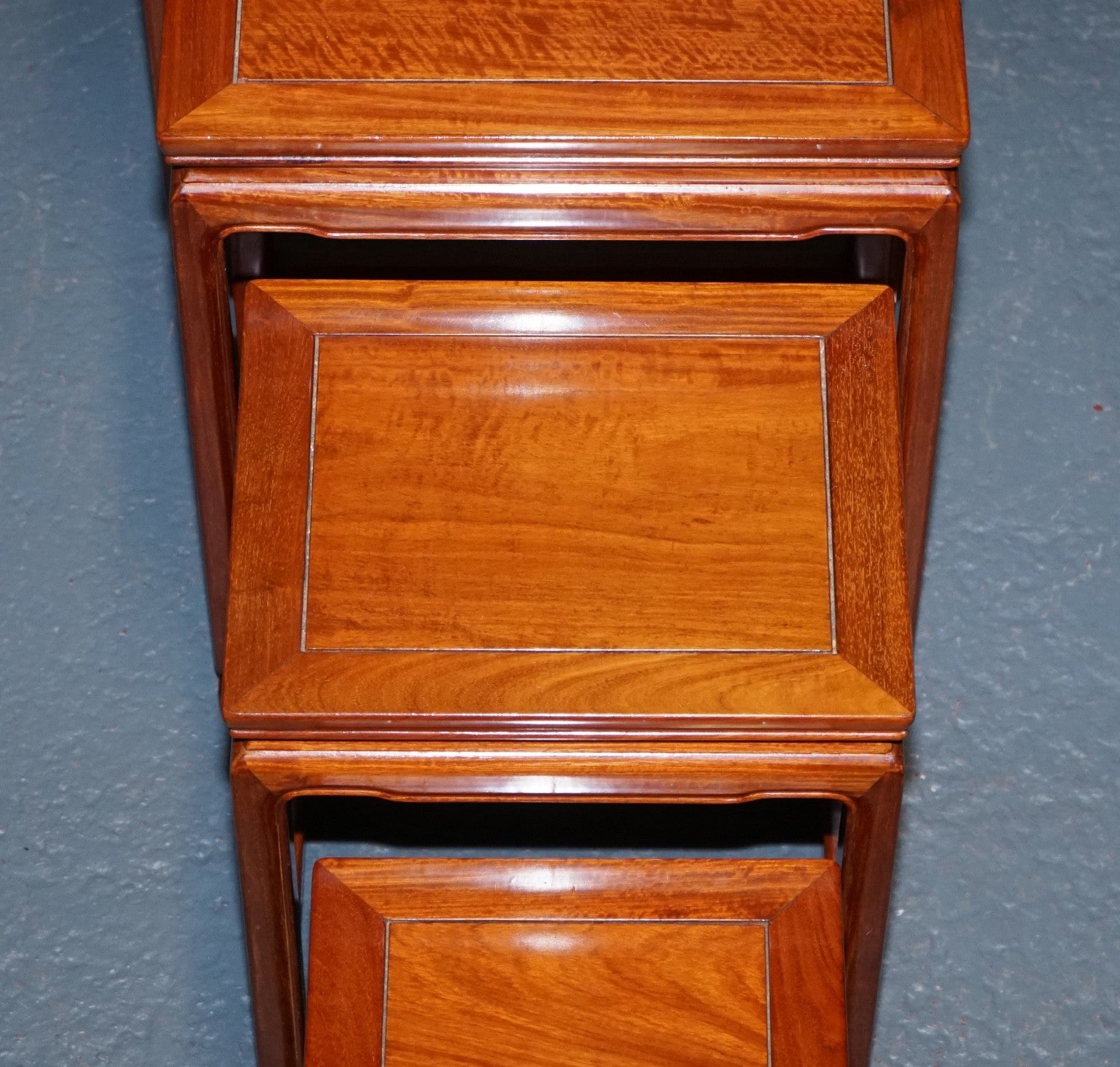 VINTAGE ORIENTAL CHINESE TEAK NESTING TABLES MINIMALIST DESiGN
