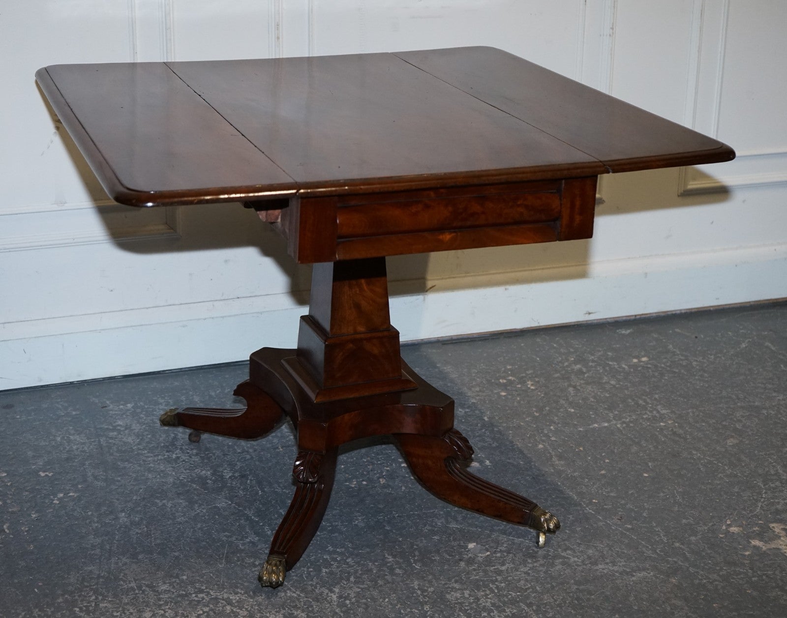 1820s RESTORED ENGLISH ANTIQUE PEDESTAL PEMBROKE DROP LEAF TABLE WITH DRAWER