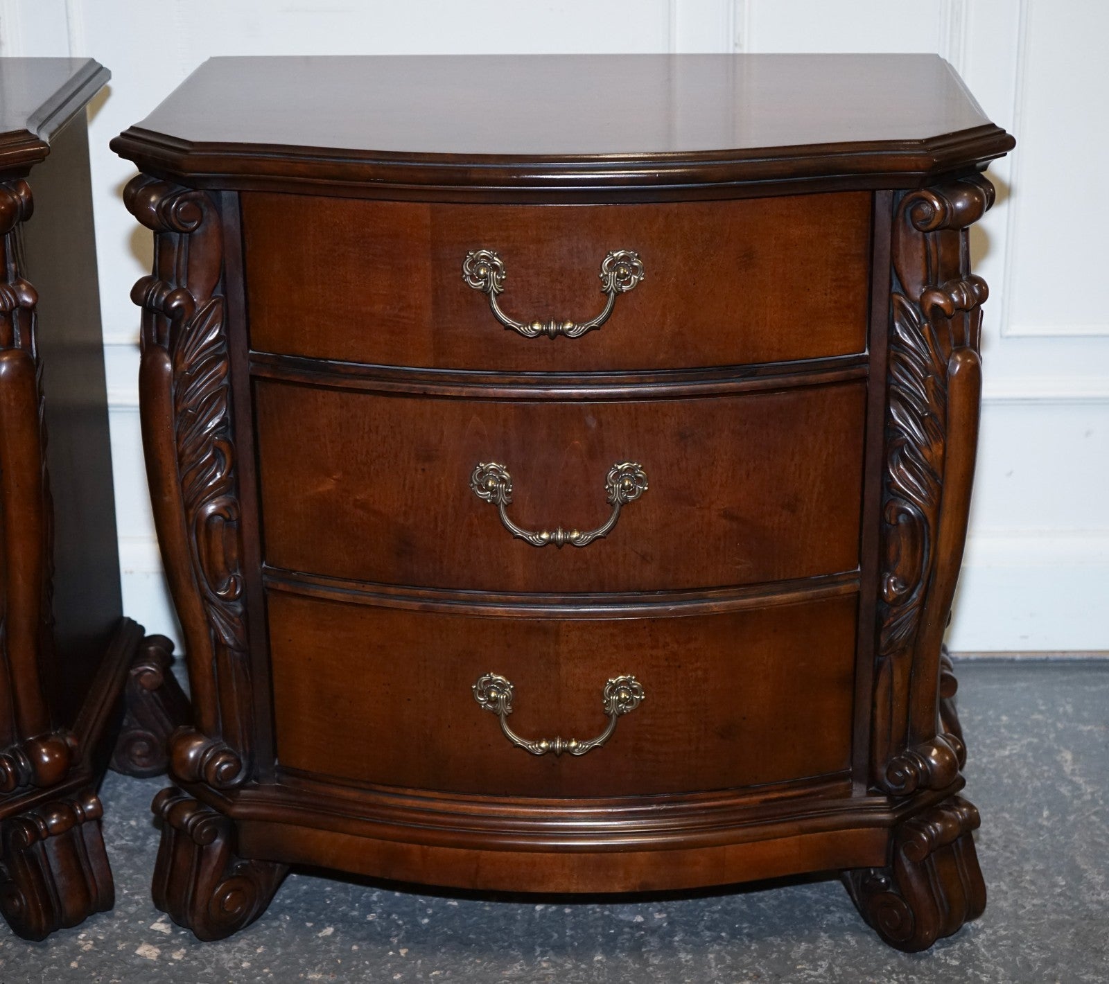 PAIR OF LARGE AMERICAN CHIPPENDALE STYLE NIGHTSTANDS BEDSIDE TABLES