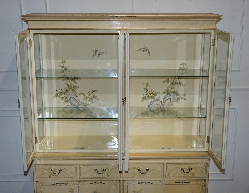 VINTAGE ORIENTAL ASIAN CHINOISERIE CREAM LACQUER HAND PAINTED DISPLAY CABINET