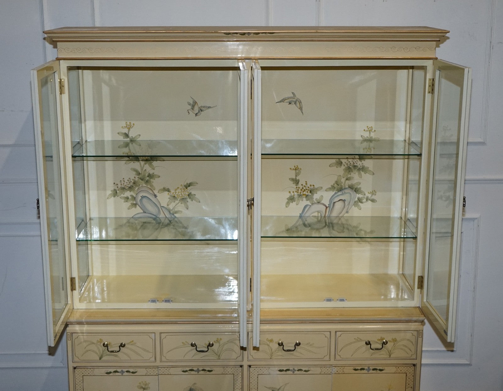 VINTAGE ORIENTAL ASIAN CHINOISERIE CREAM LACQUER HAND PAINTED DISPLAY CABINET